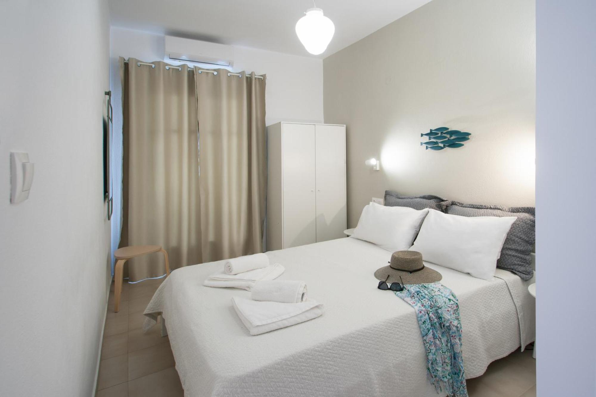 Thama Of 2 Skiathos Town